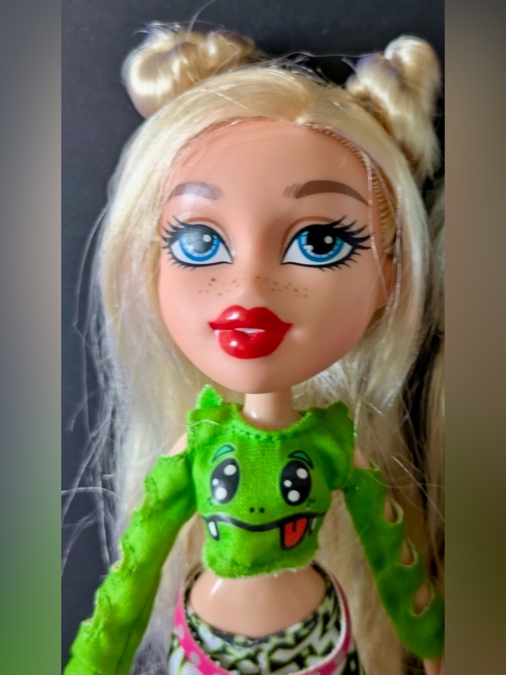 BRATZ DOLLS - VINTAGE CLOE DOLL - Picture 2 of 3